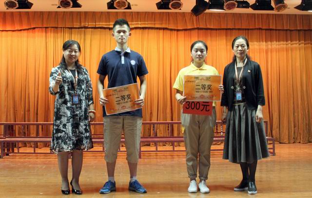 調整大小 11、蘇曉紅主任和張榮霞主任給獲得二等獎的代表隊頒獎.jpg