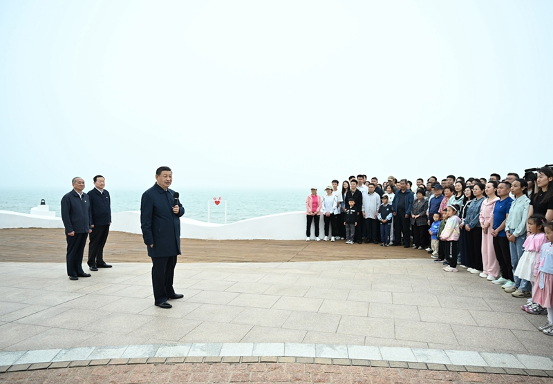 5月22日至24日，中共中央總書記、國家主席、中央軍委主席習近平在山東考察。這是22日下午，習近平在日照市陽光海岸綠道同市民和游客親切交流。