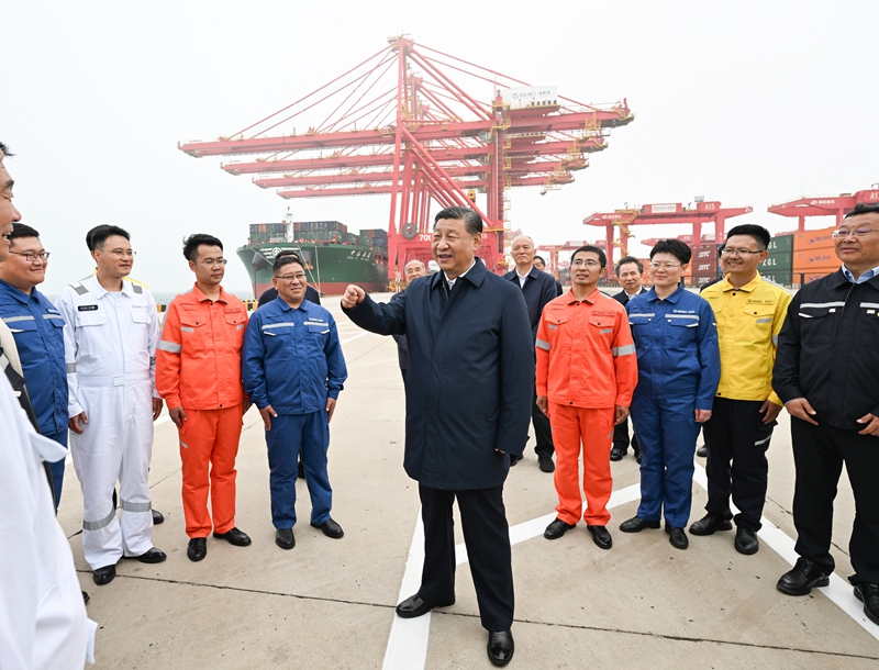 ??5月22日至24日，中共中央總書記、國家主席、中央軍委主席習近平在山東考察。這是22日下午，習近平在日照港親切慰問港口科技工作者、運營人員、航運人員。 