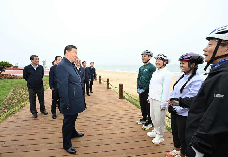 5月22日至24日，中共中央總書記、國家主席、中央軍委主席習近平在山東考察。這是22日下午，習近平在日照市陽光海岸綠道同市民親切交流。