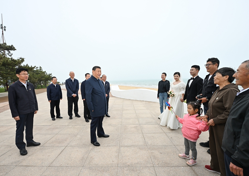 5月22日至24日，中共中央總書記、國家主席、中央軍委主席習近平在山東考察。這是22日下午，習近平在日照市陽光海岸綠道同市民親切交流。