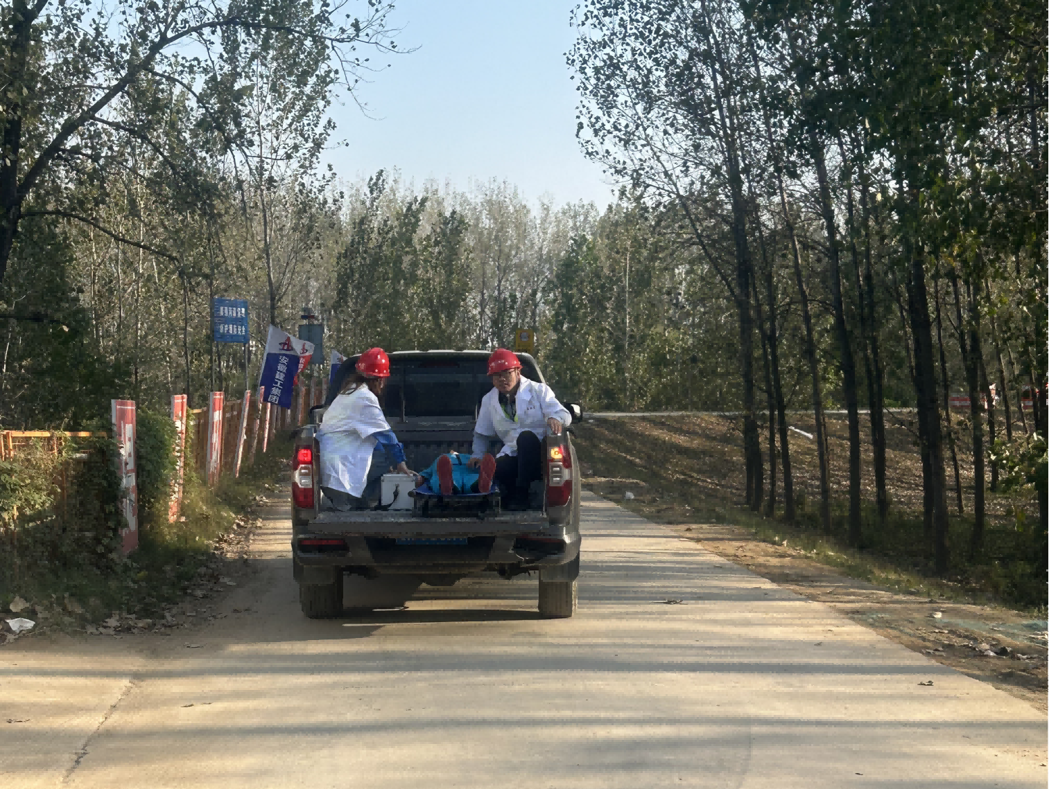 溺水工人被送往醫(yī)院(1).png 溺水工人被送往醫(yī)院(1).png